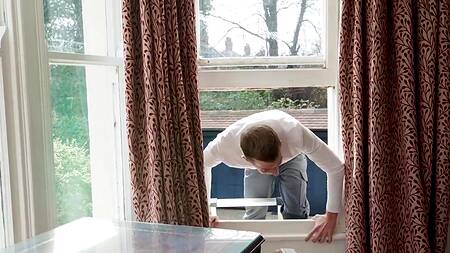 Мойщики окон застают милфу за дрочкой и предлагают свои члены