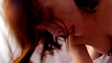 Подсматривает за милой мачехой азиаткой в душе и трахает её