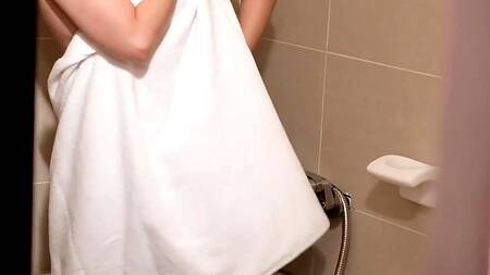 Подсматривает за милой мачехой азиаткой в душе и трахает её