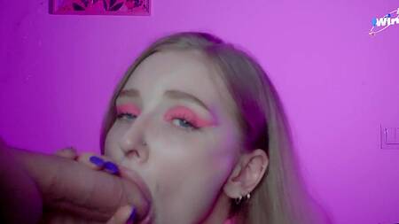 Милая блондинка в розовом свитере просит кончить в ротик