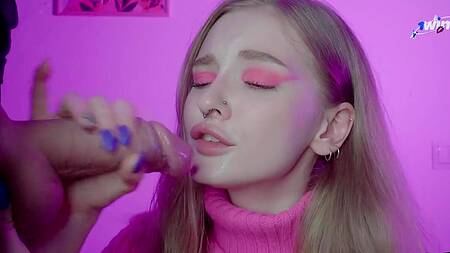 Милая блондинка в розовом свитере просит кончить в ротик