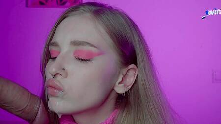 Милая блондинка в розовом свитере просит кончить в ротик