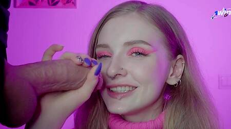 Милая блондинка в розовом свитере просит кончить в ротик