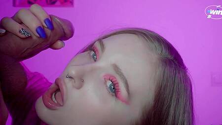 Милая блондинка в розовом свитере просит кончить в ротик