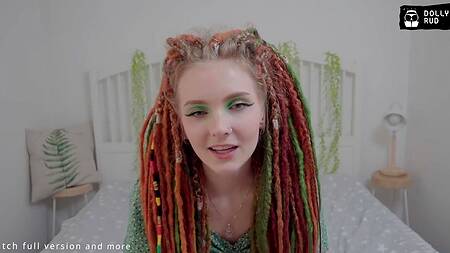 Рыжая милашка с дредами наслаждается толстым членом