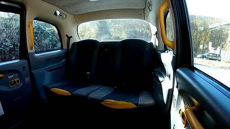 Жаркая милфа делает эротические фото и соблазняет таксиста