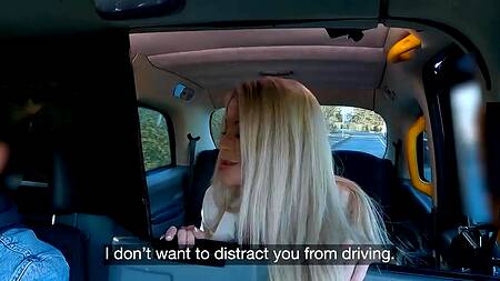 Жаркая милфа делает эротические фото и соблазняет таксиста