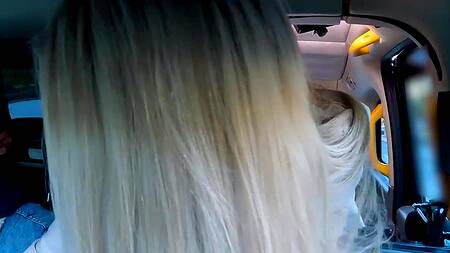 Жаркая милфа делает эротические фото и соблазняет таксиста