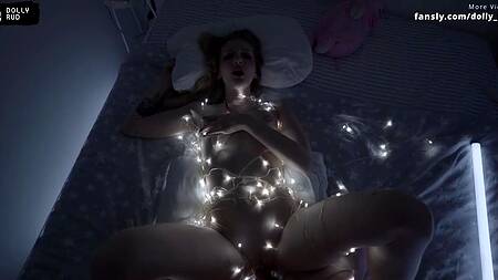 Наряжает гирляндой не елку, а себя и соблазняет парня