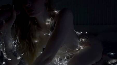 Наряжает гирляндой не елку, а себя и соблазняет парня