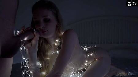 Наряжает гирляндой не елку, а себя и соблазняет парня