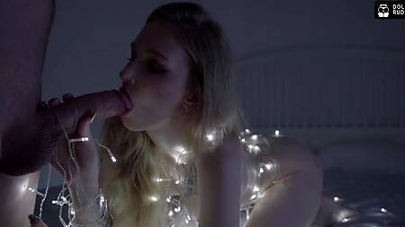 Наряжает гирляндой не елку, а себя и соблазняет парня