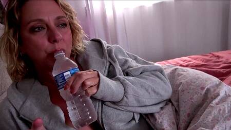 Пасынок не только дрочит с утра, но и трахает мачеху