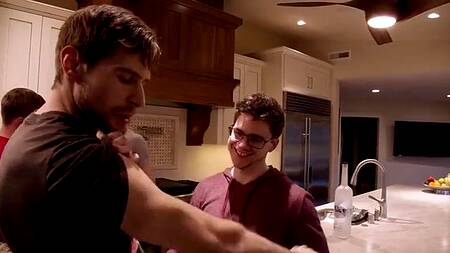 Парень в очках прекрасно сосет хуй и имеет упругий анус