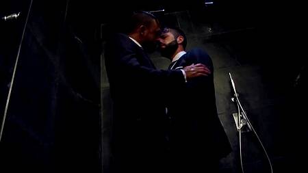 Красавчики принимают душ в костюмах и занимаются там сексом