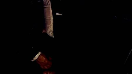 Красавчики принимают душ в костюмах и занимаются там сексом