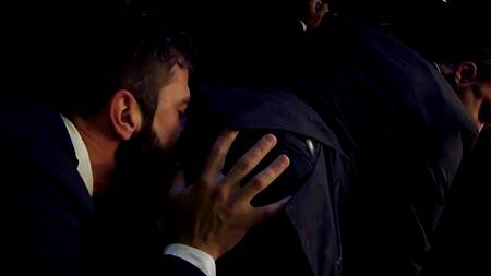 Красавчики принимают душ в костюмах и занимаются там сексом