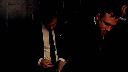 Красавчики принимают душ в костюмах и занимаются там сексом