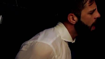 Красавчики принимают душ в костюмах и занимаются там сексом