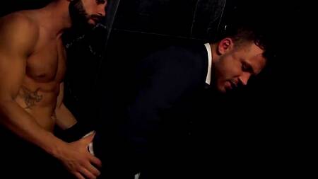 Красавчики принимают душ в костюмах и занимаются там сексом