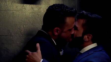 Красавчики принимают душ в костюмах и занимаются там сексом