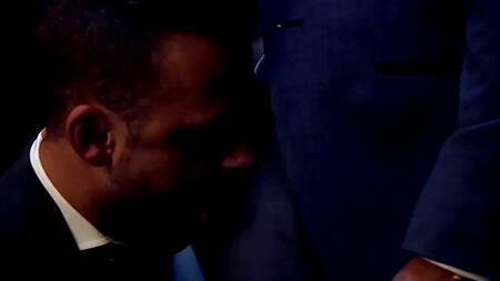 Красавчики принимают душ в костюмах и занимаются там сексом