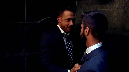 Красавчики принимают душ в костюмах и занимаются там сексом