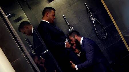 Красавчики принимают душ в костюмах и занимаются там сексом