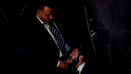 Красавчики принимают душ в костюмах и занимаются там сексом