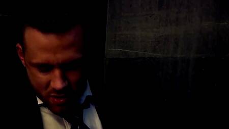 Красавчики принимают душ в костюмах и занимаются там сексом