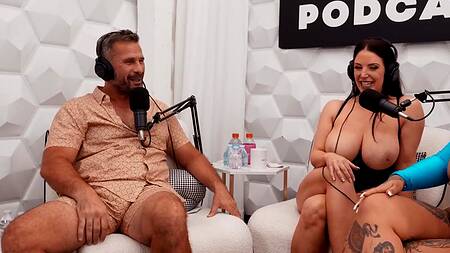 Порнозвезды записывают подкаст и занимаются групповым сексом