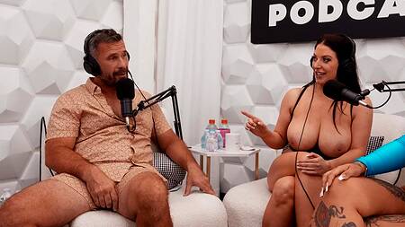 Порнозвезды записывают подкаст и занимаются групповым сексом