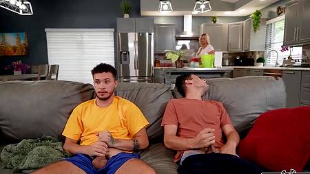 Милфа с сочной жопой возбудила пасынка и его друга