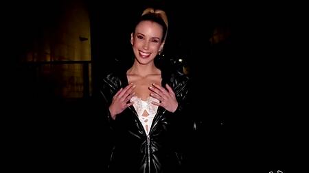 Красотка гуляет по городу в одном белье и находит парня для секса