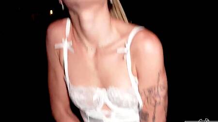 Красотка гуляет по городу в одном белье и находит парня для секса