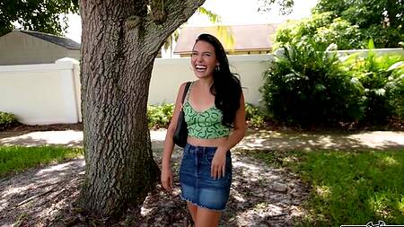 Стройная девка в мини-юбке соглашается на секс за деньги