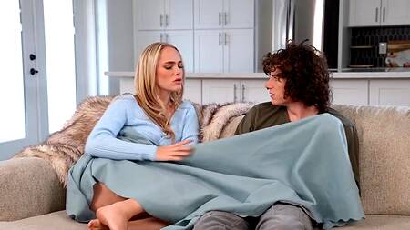 Засунул руку в трусики мачехи и приласкал киску