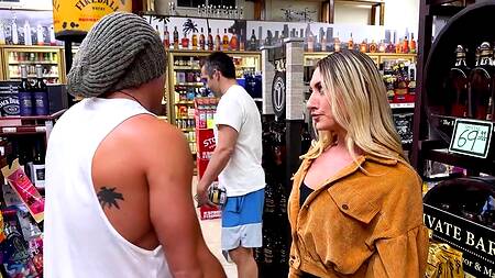 Мужик останавливает время и трахает двух продавщиц магазина