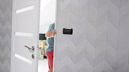 Увидел как мачеха принимает душ и возбудился