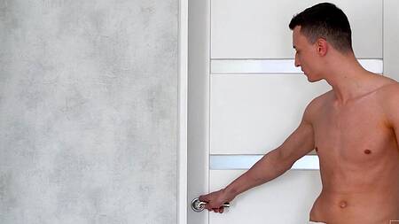 Вышел из душа, а красотка оделась как развратная студентка