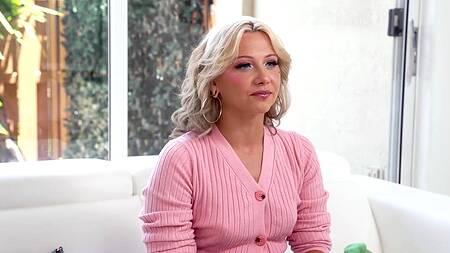 Милая блондинка в розовых туфельках пришла на кастинг