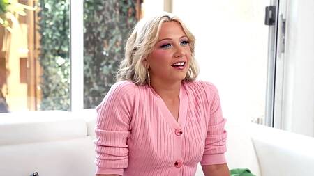 Милая блондинка в розовых туфельках пришла на кастинг