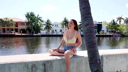 Рыжая красотка с натуральными сиськами согласна на секс за деньги