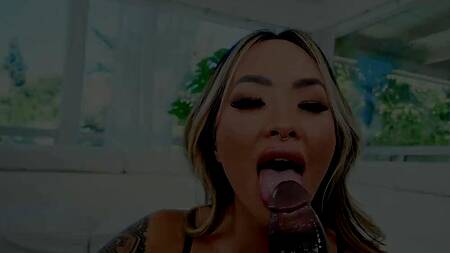 Татуированная азиатка делает прекрасный минет двум парням