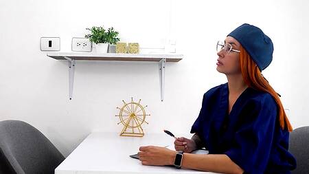 Рыжая докторша во время осмотра предлагает парню секс