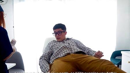 Рыжая докторша во время осмотра предлагает парню секс