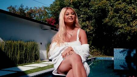 Возбужденная милфа у бассейна ласкает влажную киску пальцами