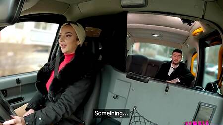 Ехал домой с офиса и трахнул жаркую таксистку в машине