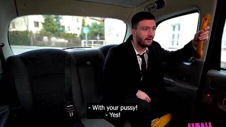 Ехал домой с офиса и трахнул жаркую таксистку в машине