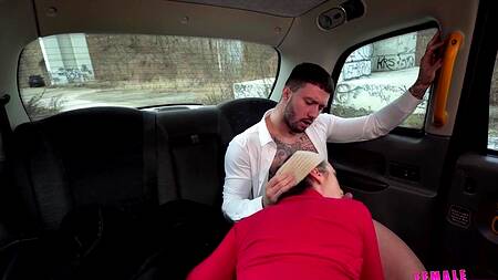 Ехал домой с офиса и трахнул жаркую таксистку в машине